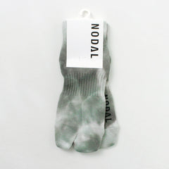 lightgray_charcoal / 自由的