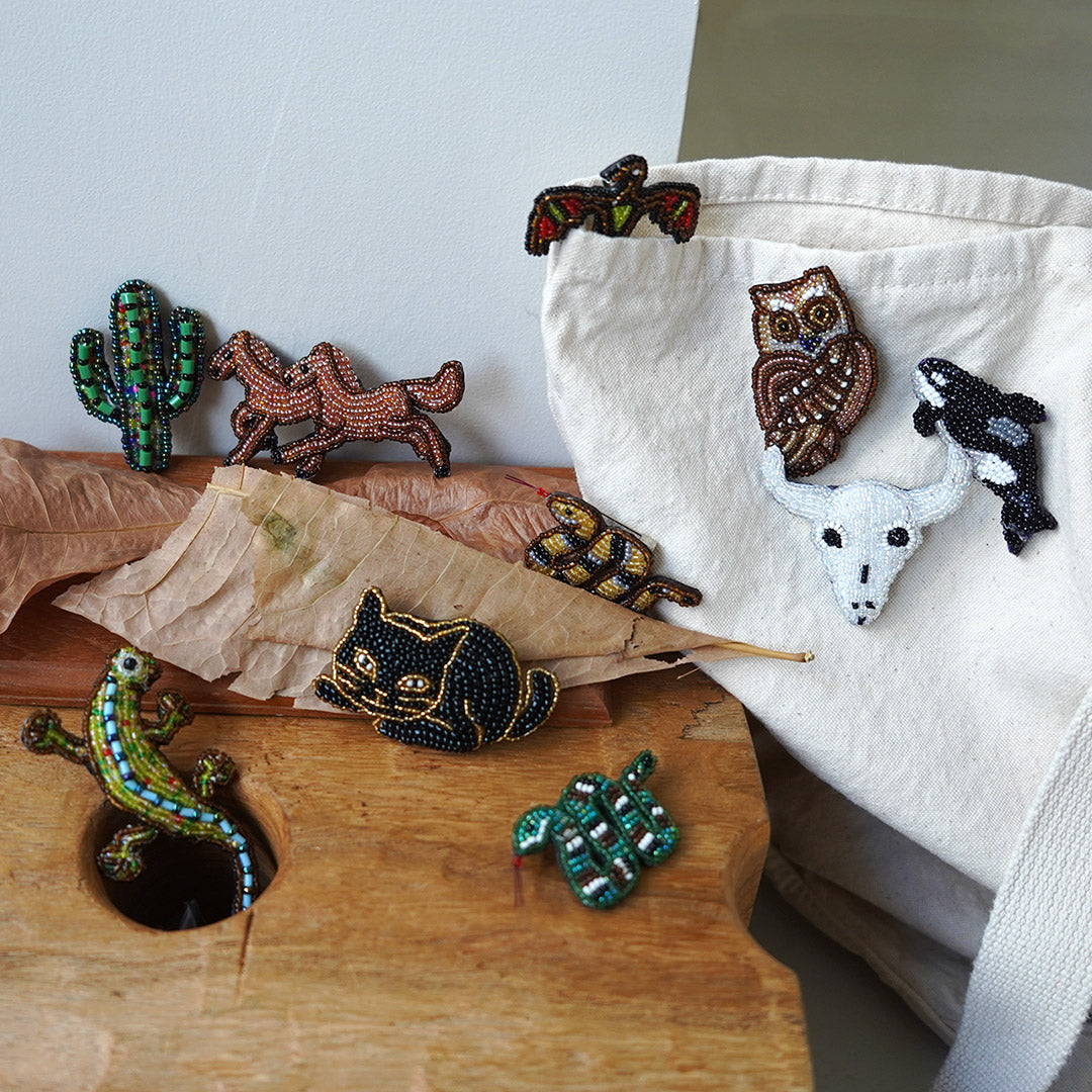 Accessoires perlés / badge d'épingle perle m