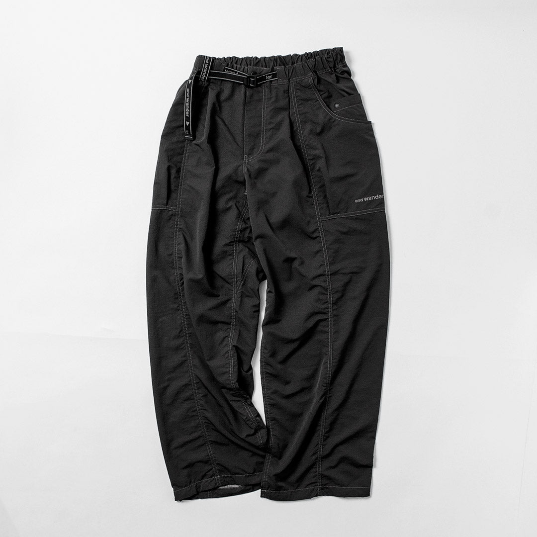 AND WANDER / Pantalon en nylon froissé