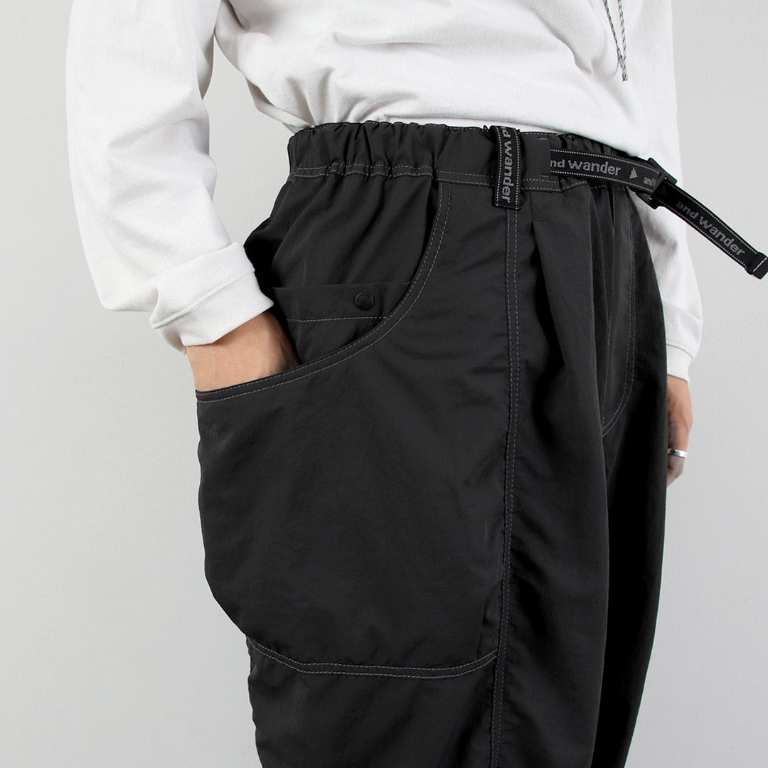 AND WANDER / Pantalon en nylon froissé