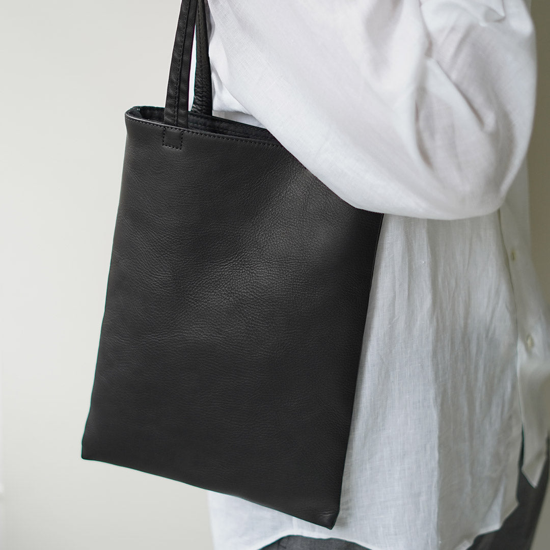 MR.OLIVE / IMPERMA-LEATHER Flat Tote Bag M