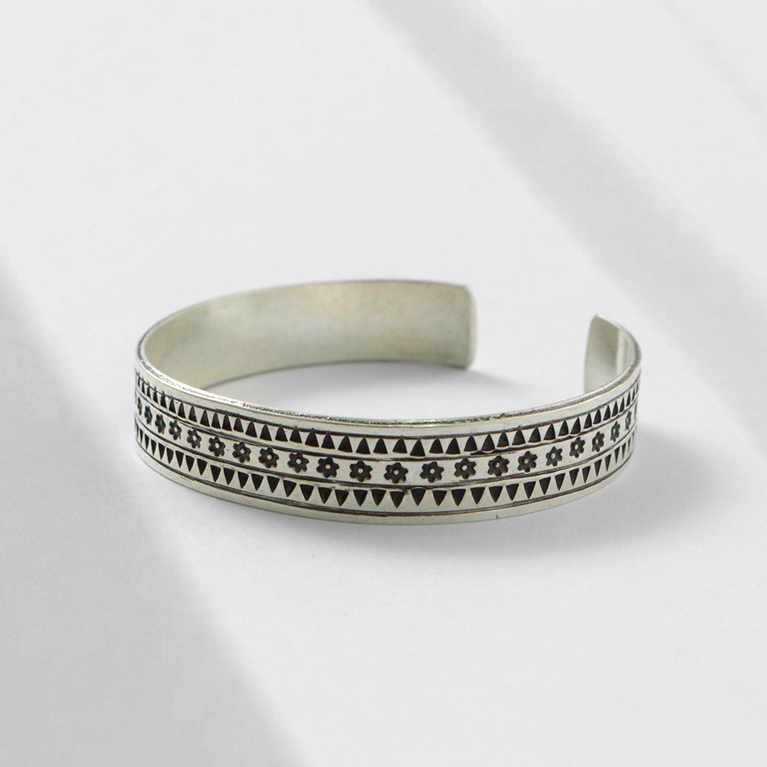 phaduA / Karen Silver Triangle Flower Bangle