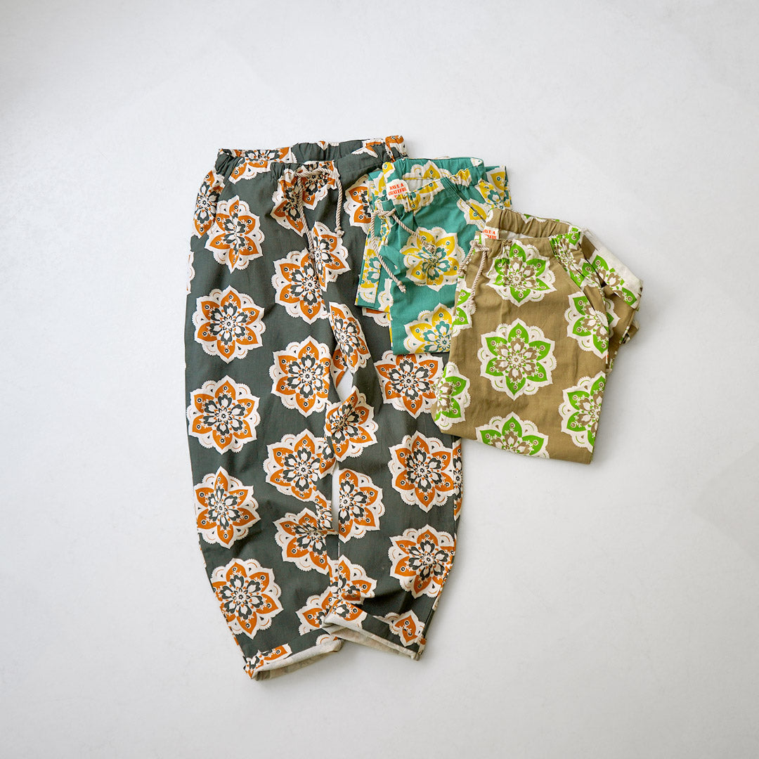TENGA UN DÍA AGRADECIDO / Pantalón amplio y sencillo con estampado de diseño redondo