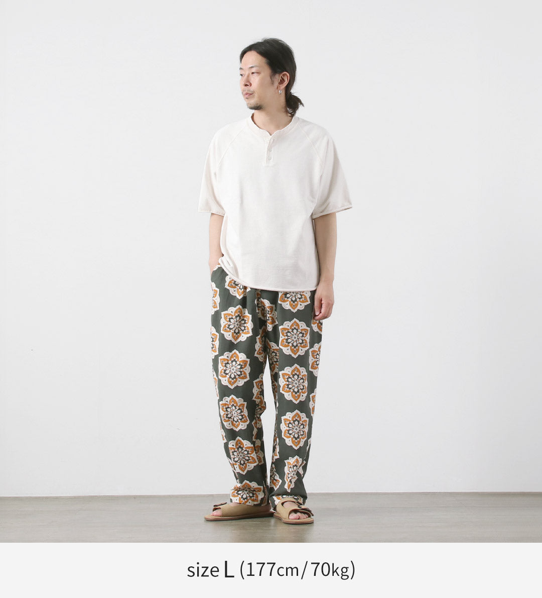 TENGA UN DÍA AGRADECIDO / Pantalón amplio y sencillo con estampado de diseño redondo