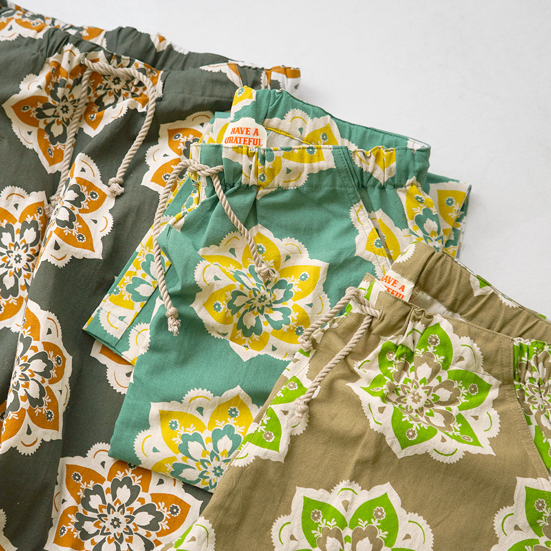 TENGA UN DÍA AGRADECIDO / Pantalón amplio y sencillo con estampado de diseño redondo