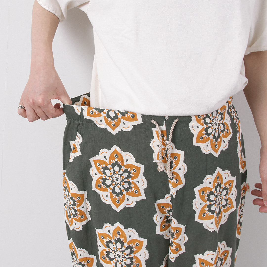 TENGA UN DÍA AGRADECIDO / Pantalón amplio y sencillo con estampado de diseño redondo