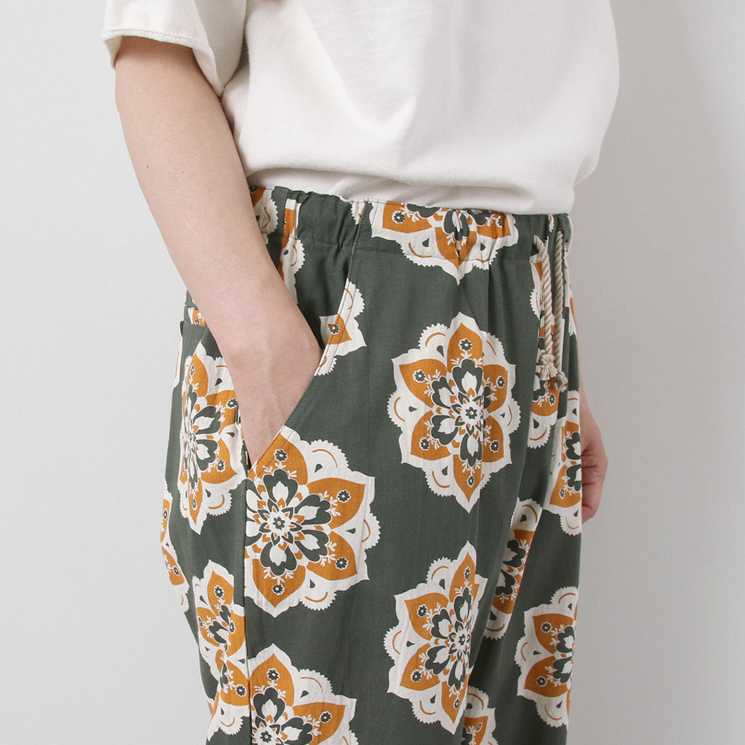 TENGA UN DÍA AGRADECIDO / Pantalón amplio y sencillo con estampado de diseño redondo