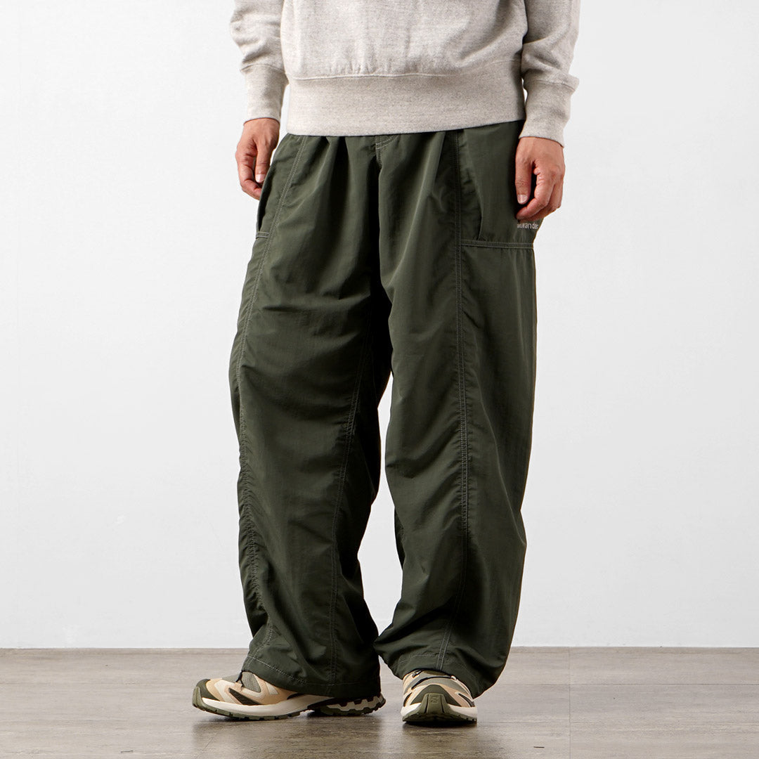AND WANDER / Pantalon en nylon froissé