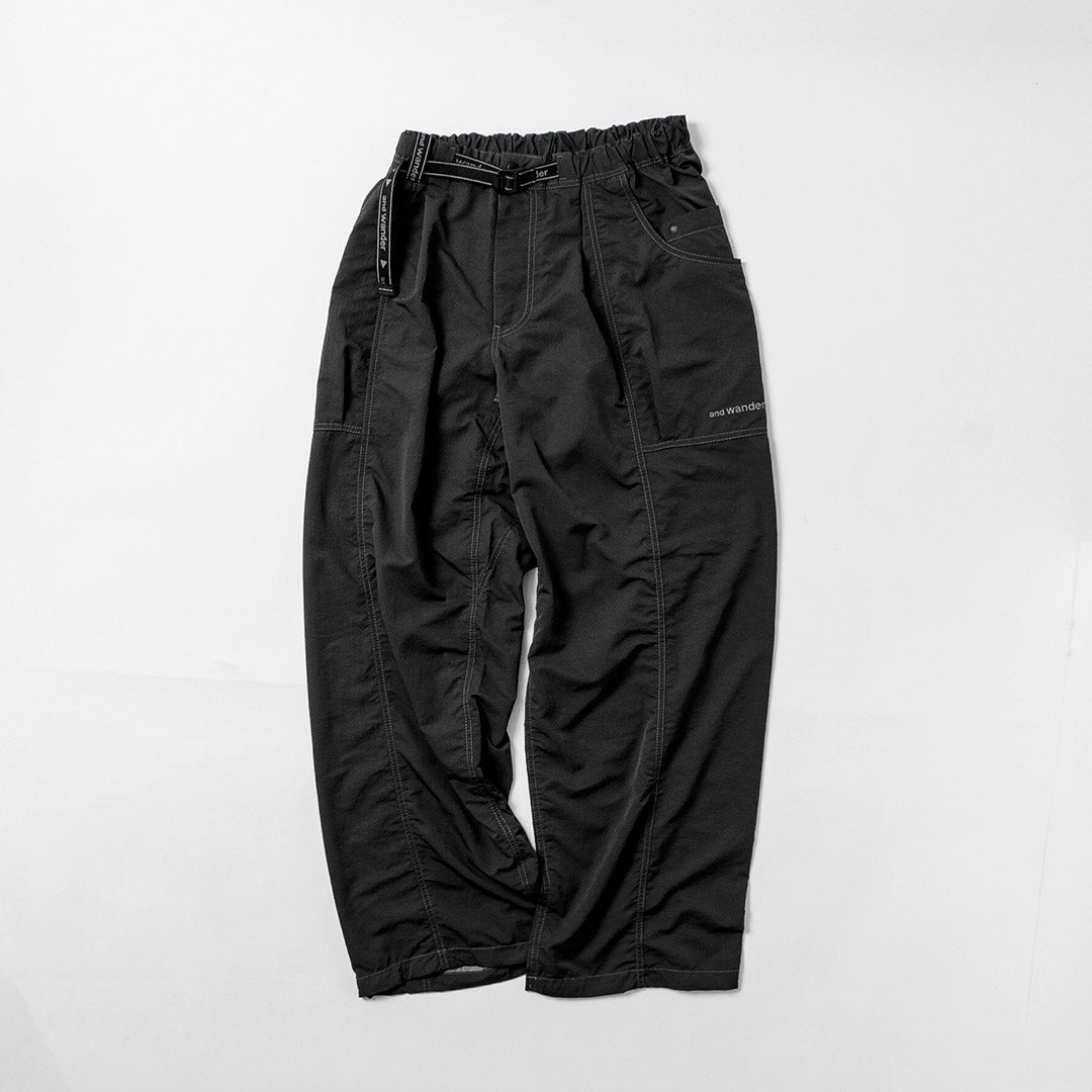 AND WANDER / Pantalon en nylon froissé