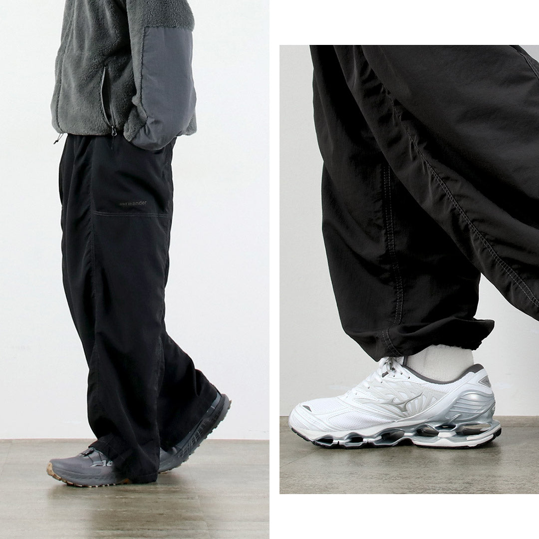 AND WANDER / Pantalon en nylon froissé