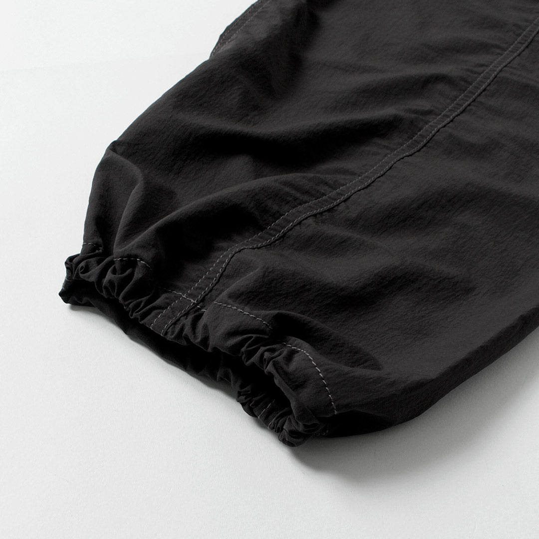 AND WANDER / Pantalon en nylon froissé