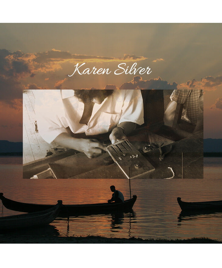 Phadua /皮革螺絲釘項鍊中的Karen Silver。