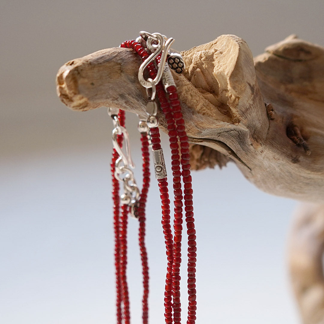 phaduA / Collar antiguo con cuentas de corazón blanco